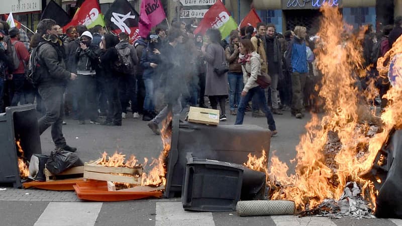 Une poubelle qui brûle à Rennes, lors de manifestations contre la loi travail, le 28 avril 2016. 