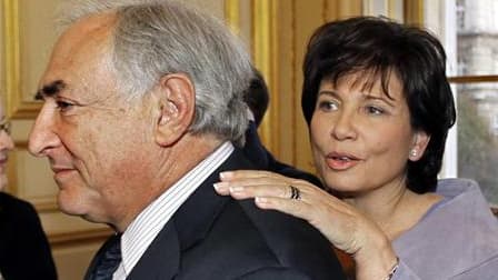 L'épouse de Dominique Strauss-Kahn, Anne Sinclair, dit ne pas souhaiter qu'il effectue un second mandat à la tête du Fonds monétaire international (FMI), alimentant la chronique sur les envies présidentielles de son mari. /Photo prise le 16 mars 2010/REUT