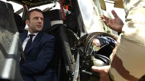 Emmanuel Macron à bord d'un hélicoptère Tigre 