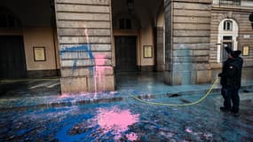 Des militants écologistes ont aspergé de peinture l'entrée de La Scala de Milan ce mercredi 7 décembre 2022.