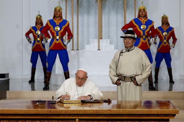 Le pape François en compagnie du président mongol, Ukhnaagiin Khürelsükh, le 2 septembre 2023 