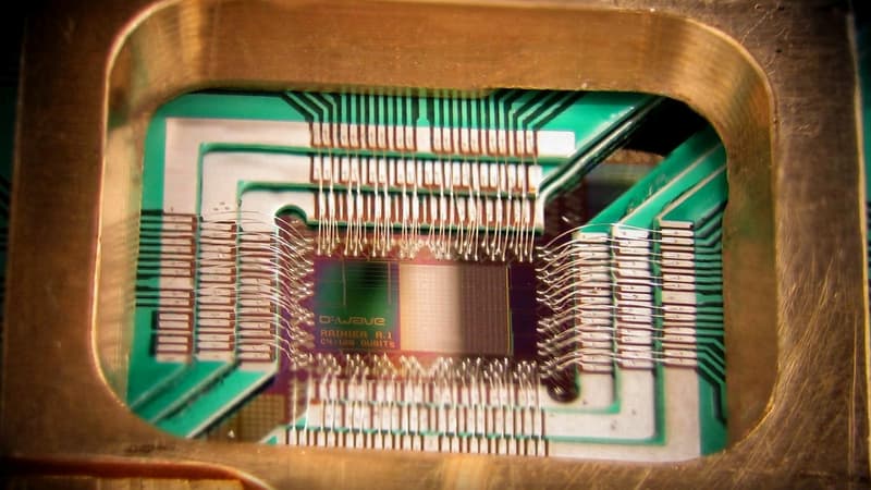 Une puce fabriquée par D-Wave, société spécialisée dans l'informatique quantique