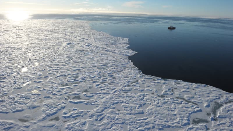 Un bâtiment dit "à capacité glace" est capable de naviguer dans les glaces qui encombrent les mers polaires et qui peuvent atteindre plusieurs mètres d'épaisseur.