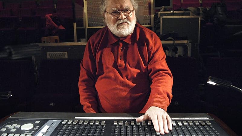 Le compositeur Pierre Henry en 2007, travaillant en studio d'enregistrement à Paris.