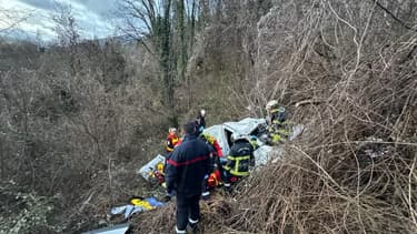 Une voiture dans un ravin après un accident de la route au niveau de la commune de Belvédère (Alpes-Maritimes), jeudi 29 février 2024