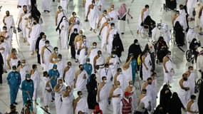 Des fidèles musulmans circulent autour de la Kaaba, au coeur de la Grande mosquée de La Mecque, le 17 juillet 2021 en Arabie saoudite