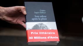 Couverture du livre "Son odeur après la pluie" de Cédric Sapin-Defour.