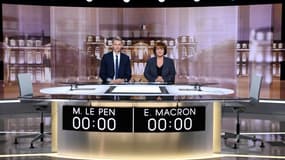 Les journalistes Christophe Jakubyszyn et Nathalie Saint-Cricq sur le plateau de télévision le 2 mai 2017 à la Plaine Saint Denis, avant le débat télévisé Emmanuel Macron et Marine Le Pen.