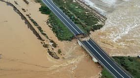 Cette parcelle du pont s'est effondrée ce mercredi en raison de pluies torrentielles en Sardaigne.