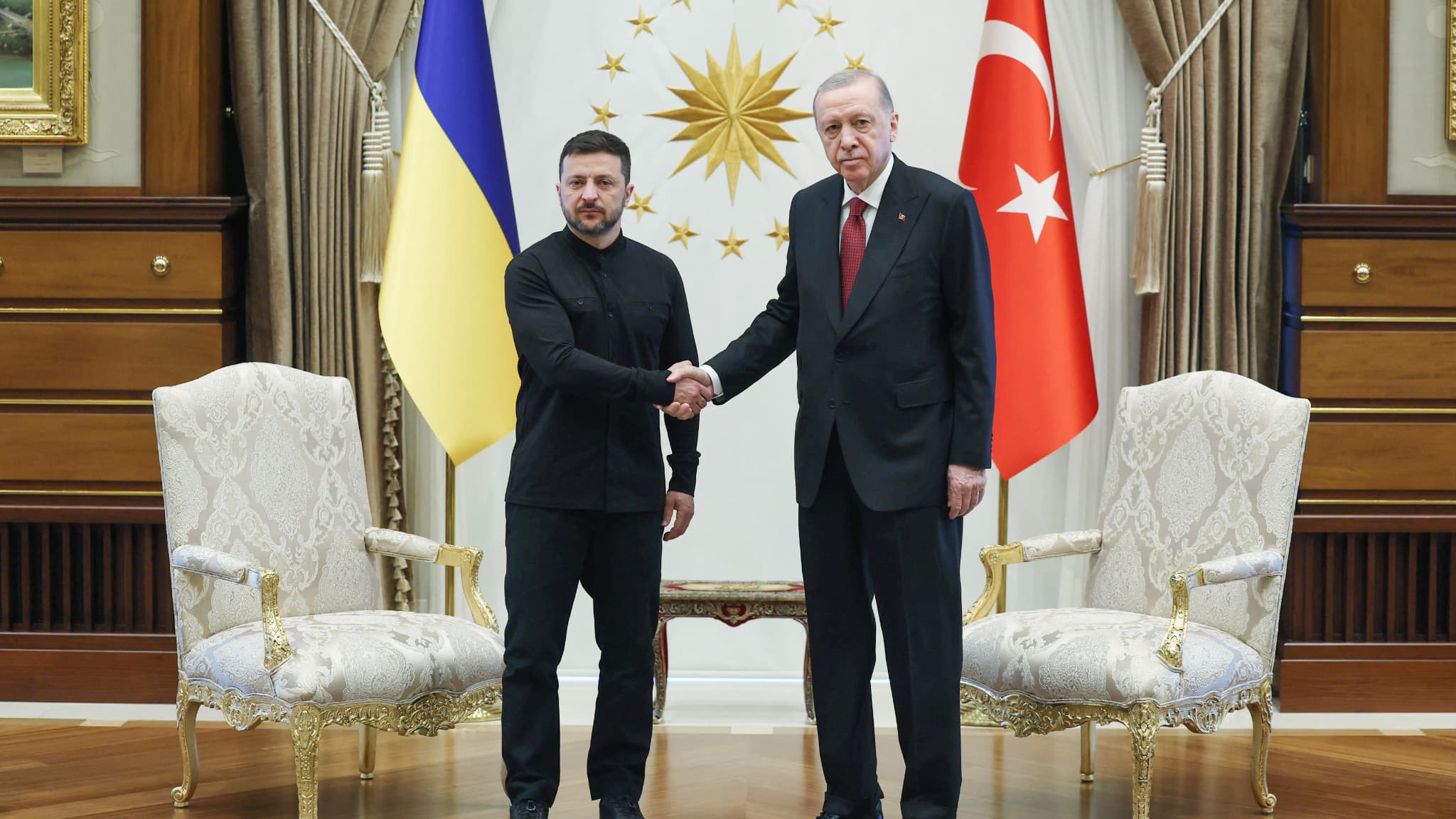Le président turc Recep Tayyip Erdogan serrant la main du président ukrainien Volodymyr Zelensky dans le complexe présidentiel d'Ankara le 15 mai 2025. 