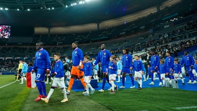 Les joueurs de l'équipe de France entrent sur le terrain avant France-Israël, le 14 novembre 2024.
