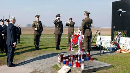 Nouvelle initiative en faveur de la réconciliation dans les Balkans, le président serbe Boris Tadic (à gauche) s'est rendu jeudi à Vukovar, ville-symbole de la guerre en Croatie où il a présenté ses excuses pour les atrocités commises par les Serbes en 19