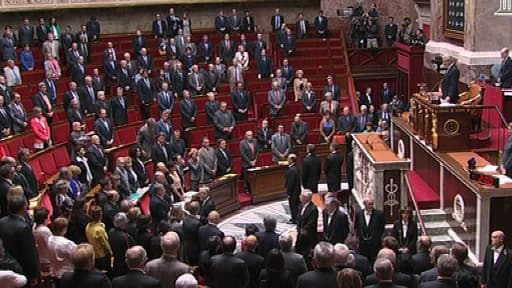 Les députés dans l'hémicycle de l'Assemblée, debout pour l'hommage de Claude Bartolone à Pierre Mauroy mardi.
