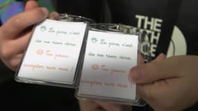 Les badges des ambassadeurs contre le harcèlement scolaire, dans une école de Nice 