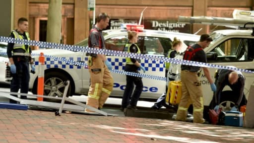 Policiers et secouristes à Bourke Street où un conducteur a foncé sur la foule, le 20 janvier 2017 à Melbourne