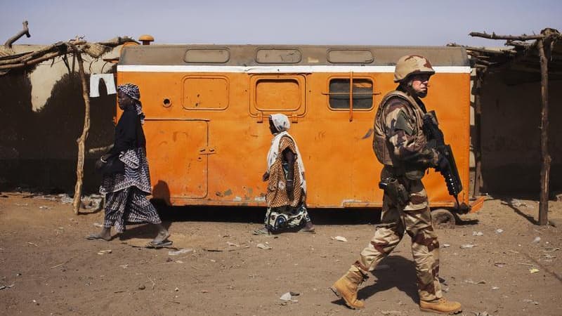 Soldat français à Gao, au Mali. Selon le ministre des Affaires étrangères, Laurent Fabius, les troupes françaises commenceront à se retirer du Mali à partir d'avril. /Photo prise le 2 mars 2013/REUTERS/Joe Penney