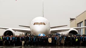 Les employés de Boeing ont livré lundi en mains propres et sous une pluie battante leur premier Dreamliner 787 à la compagnie aérienne japonaise All Nippon Airways, terminant ainsi le long chapitre d'un développement qui a accumulé les retards. /Photo pri