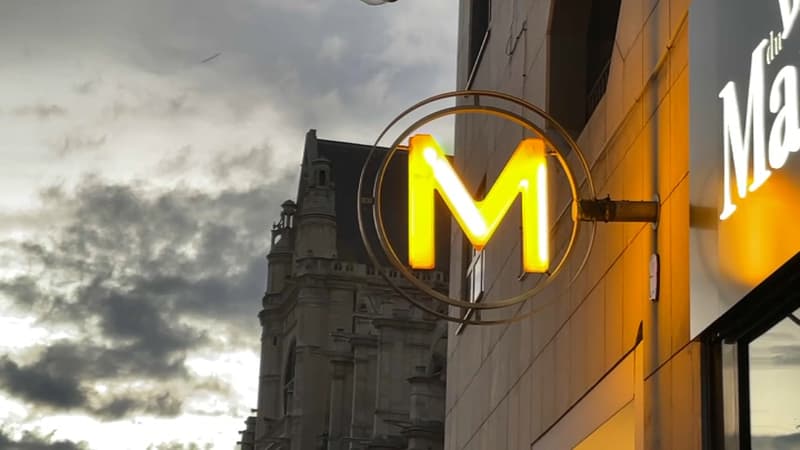 L'entrée d'un métro parisien.