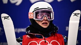 La Française Perrine Laffont attend de voir son score, lors de finale olympique du ski de bosses aux Jeux de Pékin, le 6 février 2022 à Zhangjiakou 