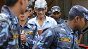 Le tueur en série français Charles Sobhraj (c) escorté par la police, le 12 juin 2014 à Bhaktapur, au Népal