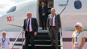 Le Premier ministre François Bayrou descendant d'un Dassault Falcon 10X, un jet privé, au salon du Bourget le 16 juin 2025