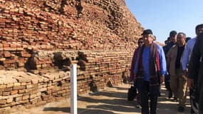 Le Secrétaire général des Nations Unies, Antonio Guterres traverse le site archéologique de Mohenjo Daro, classé au patrimoine mondial de l'UNESCO, endommagé par les eaux de crue dans la province du Sindh, le 10 septembre 2022.