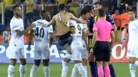 Un supporter d'Ankaragücü assène un high kick à Cenk Tosun