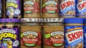 Des pots de beurre de cacahuètes alignés dans le rayon d'un supermarché aux Etats-Unis (image d'illustration)
