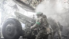 Une équipe d'artillerie ukrainienne tire avec un obusier D-30 de 122 mm sur les positions des troupes russes dans la direction de Pokrovsk, dans la région de Donetsk, en Ukraine, le 20 novembre 2025.