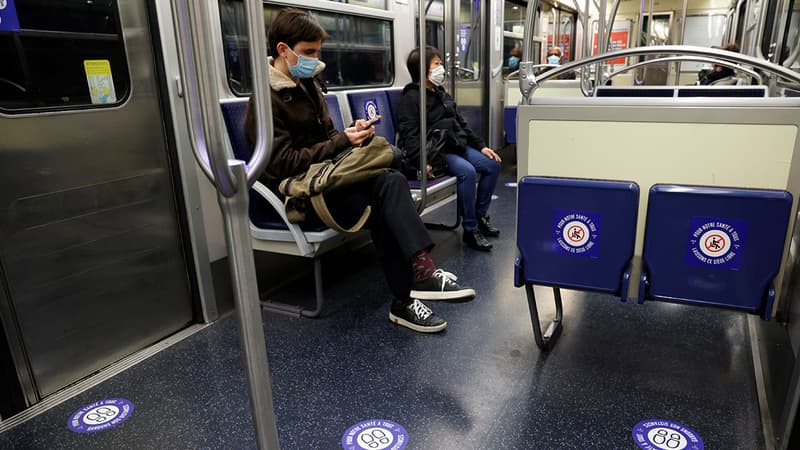 Des passagers dans le métro parisien, le 11 mai 2020