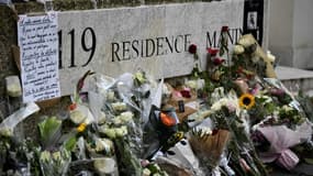 Des fleurs déposées devant l'immeuble où habitait Lola, la collégienne assassinée, le 20 octobre 2022 à Paris