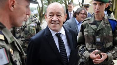 Jean-Yves Le Drian était en visite au 4e régiment étranger de parachutistes, à Castelnaudary (Aude).