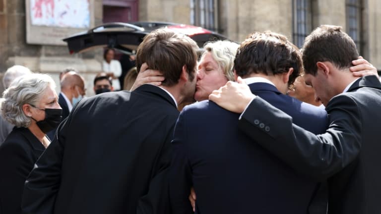 La belle-fille de Jean-Paul Belmondo, Luana Belmondo et des proches s'étreignent lors des funérailles de l'acteur à l'église de Saint-Germain-des-Près, le 10 septembre 2021 La belle-fille de Jean-Paul Belmondo, Luana Belmondo et des proches s'étreignent lors des funérailles de l'acteur à l'église de Saint-Germain-des-Près, le 10 septembre 2021