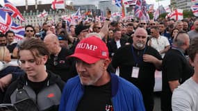 Tommy Robinson arbore une casquette "Trump" lors d'une manifestation de l'extrême droite à Londres le samedi 13 septembre.