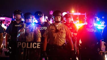 La police de Saint-Louis est positionnée sur Florisant Avenue, à Ferguson, pendant les manifestations d'hommage à Michael Brown, le 9 août 2014.