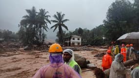 Des membres de la Force nationale de réaction aux catastrophes (NDRF) en Inde intervenant sur un glissement de terrain à Wayanad le 30 juillet 2024