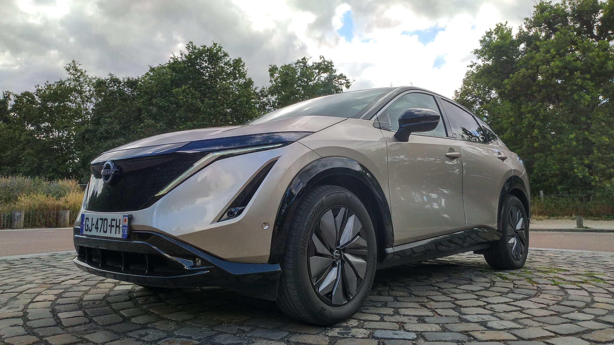 Malgré un gabarit imposant, le Nissan Ariya reste très pratique à manœuvrer avec une direction plutôt bien calibrée, notamment pour les manœuvres à basse vitesse. Malgré un gabarit imposant, le Nissan Ariya reste très pratique à manœuvrer avec une direction plutôt bien calibrée, notamment pour les manœuvres à basse vitesse.