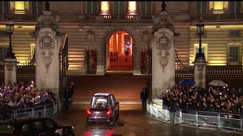 Le cercueil de la reine Elizabeth passe les grilles du Buckingham palace, le 13 septembre 2022. 