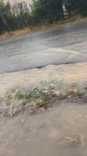 Intempéries: une route inondée après les averses dans le Vaucluse - Témoins BFMTV