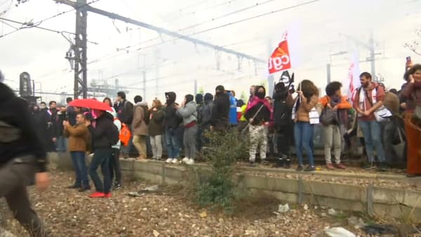 Des manifestants ont envahi les voies de la gare de Lyon à Paris Des manifestants ont envahi les voies de la gare de Lyon à Paris