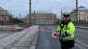 Un policier à Prague (République Tchèque) le 21 décembre 2023 après une fusillade qui a fait plusieurs morts 