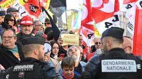 Des manifestants avant l'arrivée d'Emmanuel Macron à Ganges, dans le sud de la France, le 20 avril 2023.