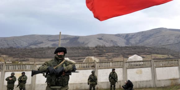 Des hommes armés devant une base militaire en Crimée Des hommes armés devant une base militaire en Crimée