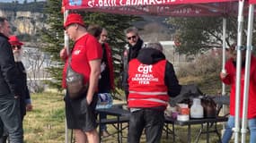 Une dizaine de personnes se sont réunies près d'Iter pour partager leur mécontentement face à la politique d'Emmanuel Macron. 