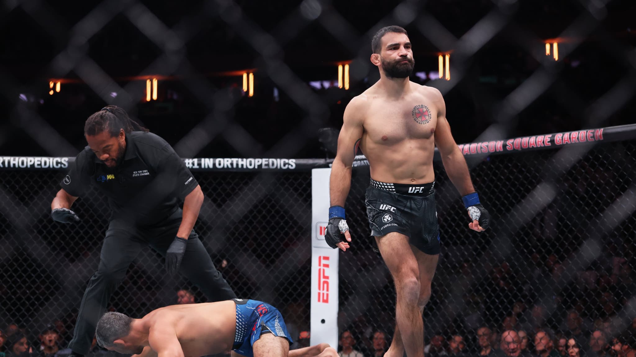 https://images.bfmtv.com/-9EyJrz7Yp7Vhxnq1Iy4YyCKWQQ=/0x0:2048x1152/images/Benoit-Saint-Denis-lors-de-sa-victoire-contre-Beneil-Dariush-a-l-UFC-322-au-Madison-Square-Garden-New-York-le-15-novembre-2025-2224241.jpg