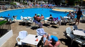 Des touristes au bord de la piscine d'un hôtel à Levante Beach à Benidorm, en Espagne, le 7 juin 2022