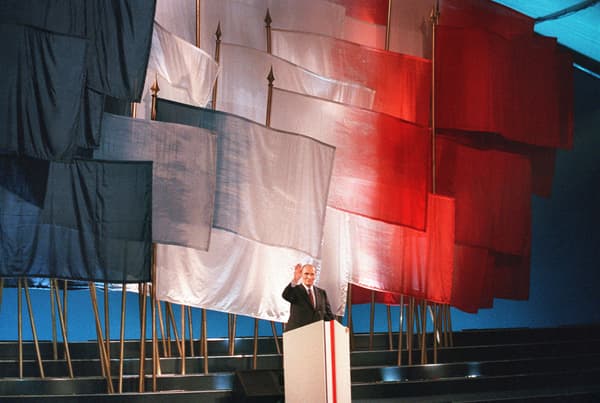 François Mitterrand devant son pupitre "jupiter" au meeting de Rennes, le 9 avril 1988. "On les a voulus monumentaux", résume son communicant Gérard Colé François Mitterrand devant son pupitre "jupiter" au meeting de Rennes, le 9 avril 1988. "On les a voulus monumentaux", résume son communicant Gérard Colé
