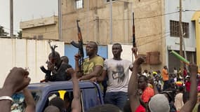 Des soldats maliens en civil célébrés à leur arrivée à Bamako ce mardi.