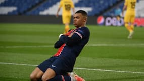 L'attaquant du PSG Kylian Mbappé après un but contre Barcelone, le 10 mars 2021 au Parc des Princes