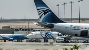 Des avions de la compagnie aérienne EgyptAir à l'aéroport du Caire, en Eypte